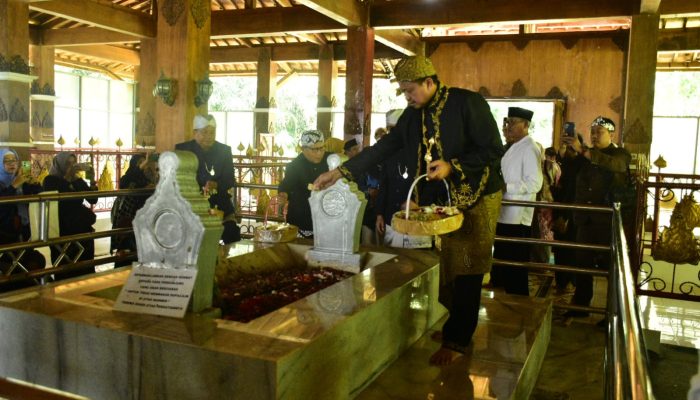 Bupati Dony Ziarah Ke Makam Raja Sumedanglarang