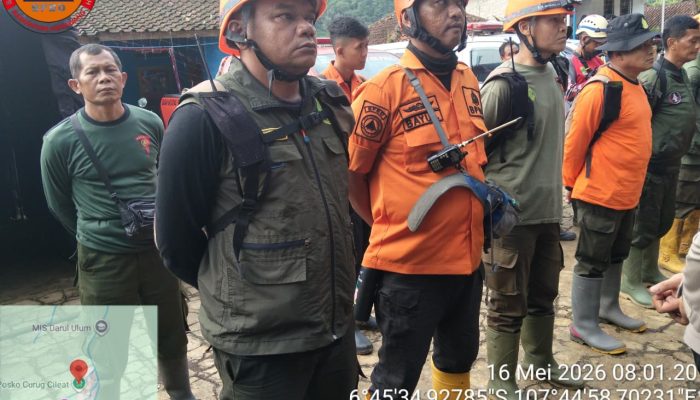 Dua Wisatawan Karawang Tertimbun Longsor Curug Cileat