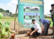 Bupati Dony Ahmad Munir saat meletakkan batu pertama pembangunan Kantor Muslimat NU di Lingkungan Pusdai Islamic Center