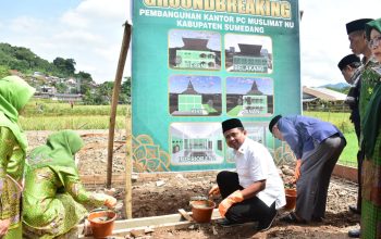 Bupati Dony Ahmad Munir saat meletakkan batu pertama pembangunan Kantor Muslimat NU di Lingkungan Pusdai Islamic Center