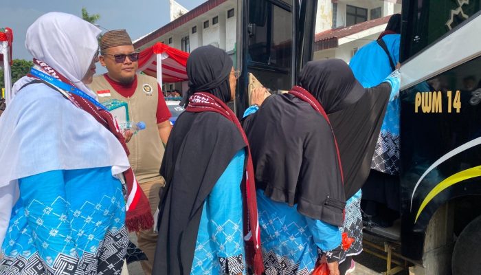 Kloter Terakhir Haji Karawang Berangkat ke Tanah Suci