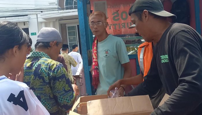 Jumat Bersedekah Squad Hijrah Parkir Mannaku Kota Tasikmalaya Konsisten Berbagi untuk Warga