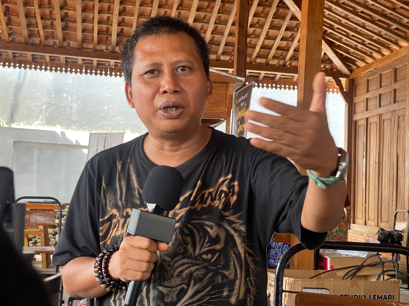 Budayawan Karawang, Nace Permana