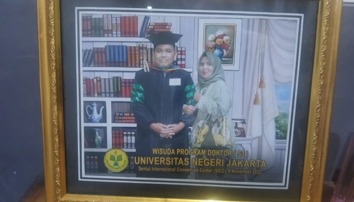 Kisah Omjay: Delapan Tahun Perjuangan Meraih Gelar Doktor UNJ