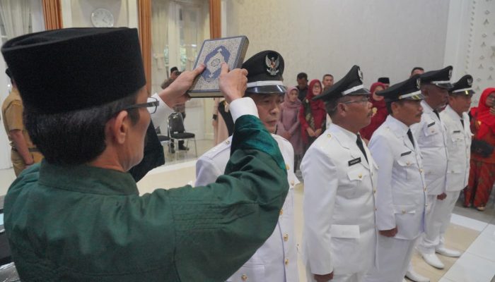 Bupati Garut Lantik 5 Kepala Desa PAW, Tekankan Transparansi Tata Kelola Keuangan