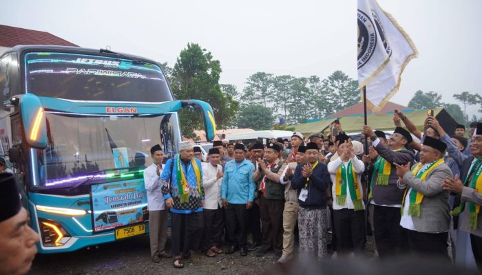 Bupati Sukabumi Lepas Calhaj, Titip Doa untuk Daerah