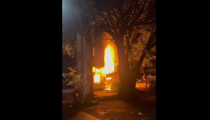 Update ! May Day Bandung Rusuh, Massa Bakar Pos Polisi