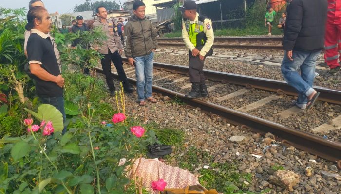 Polsek Cimahi Sigap Evakuasi Korban Terserempet Kereta Api di Kawasan Baros