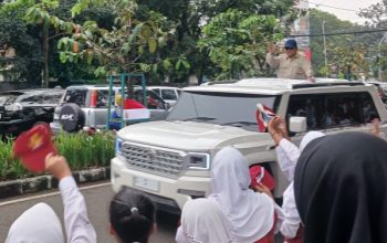 Prabowo Disambut Histeria Anak-anak di Depan Command Center Teh Aanya Bandung