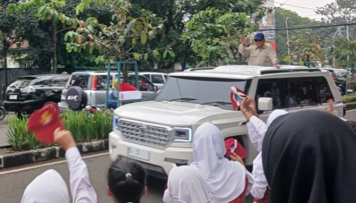 Prabowo Disambut Histeria Anak-anak di Depan Command Center Teh Aanya Bandung