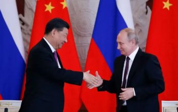 China Main Dua Kaki, Putin Datang Usai Trump Pulang