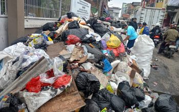 Tumpukan Sampah di Jalan Rancabentang Ganggu Lalu Lintas