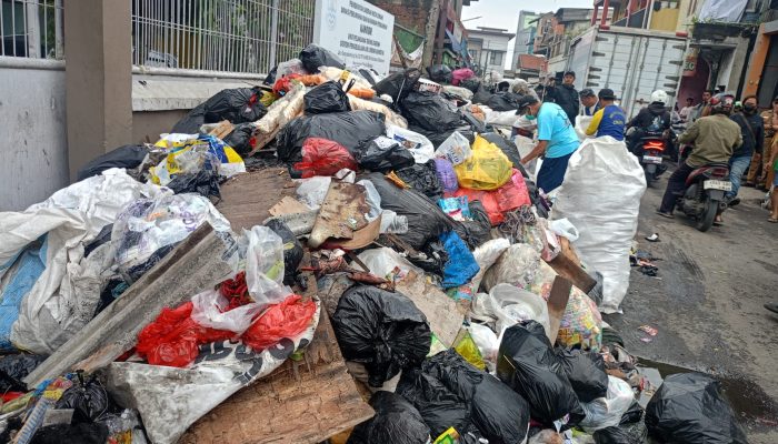 Tumpukan Sampah di Jalan Rancabentang Ganggu Lalu Lintas