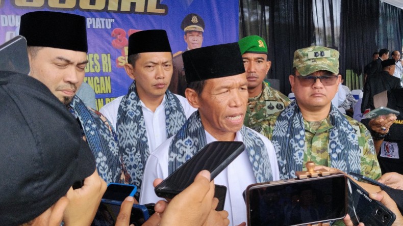 pembagian 3.700 paket sembako bagi masyarakat kurang mampu.