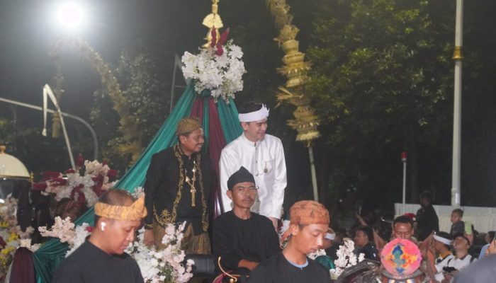 Kontingen Sumedang Meriahkan Kirab Mahkota Binokasih di Bandung