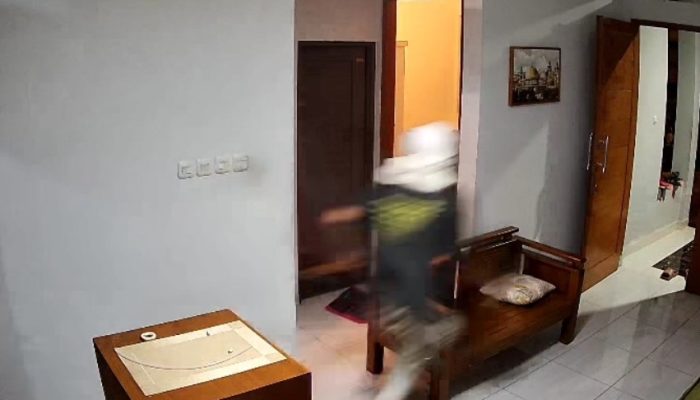 Maling Bersenjata Golok Teror Rumah Warga Arcamanik