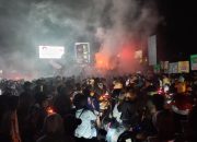 Tasik Membiru! Bobotoh Rayakan Hattrick Persib
