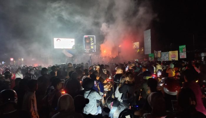 Tasik Membiru! Bobotoh Rayakan Hattrick Persib