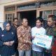 Ngatiyana, menunjukkan kepeduliannya terhadap warga terdampak bencana dengan turun langsung meninjau lokasi sekaligus menyerahkan bantuan kepada korban di RT 02 RW 08, Kelurahan Baros