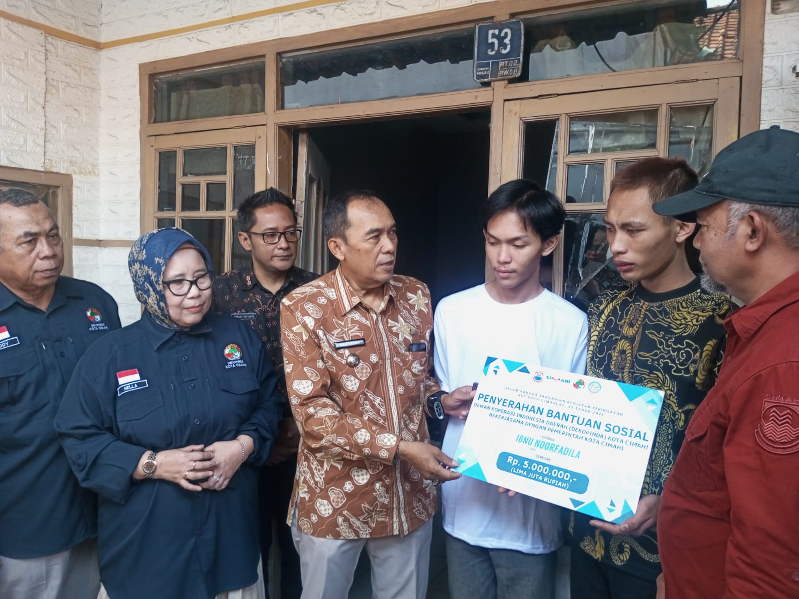 Ngatiyana, menunjukkan kepeduliannya terhadap warga terdampak bencana dengan turun langsung meninjau lokasi sekaligus menyerahkan bantuan kepada korban di RT 02 RW 08, Kelurahan Baros
