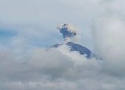 Gunung Semeru Kembali Meletus, Warga Diminta Waspada Awan Panas dan Lahar
