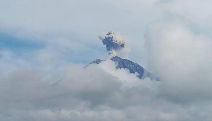 Gunung Semeru Kembali Meletus, Warga Diminta Waspada Awan Panas dan Lahar