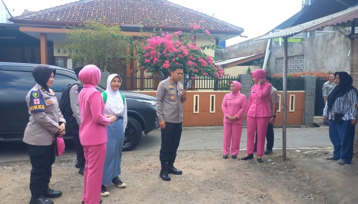 Polisi di Tasikmalaya Antarkan Siswi Yatim Ambil Rapor