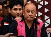 Pakai Rompi Pink Kejagung, Dadan Hindayana Digelandang ke Mobil Tahanan !