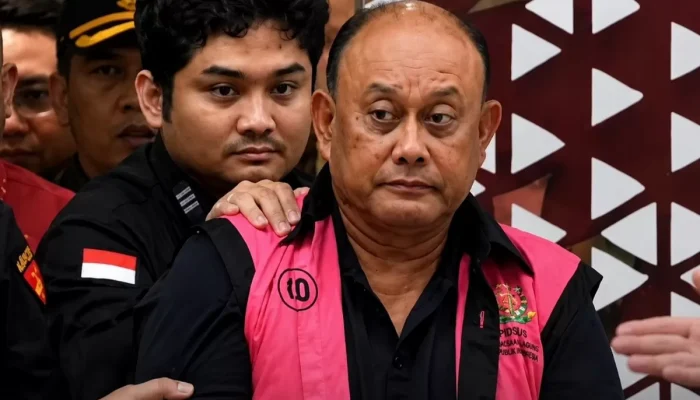 Pakai Rompi Pink Kejagung, Dadan Hindayana Digelandang ke Mobil Tahanan !