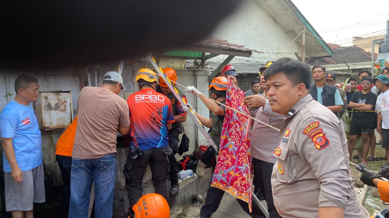 Evakuasi Jenazah di Sumur