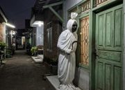 Pocong Beraksi di Cianjur, Incar Motor hingga Matikan Listrik
