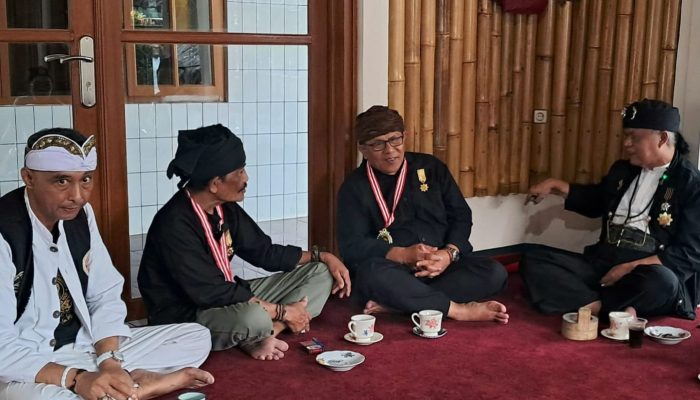 Kampung Adat Cireundeu: Cudom Rasinya, Getir Urusan Tanah Ulayatnya
