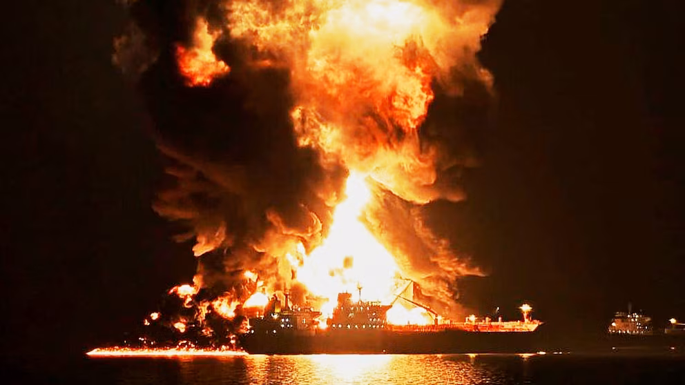 Kapal Terbakar di Selat Hormuz
