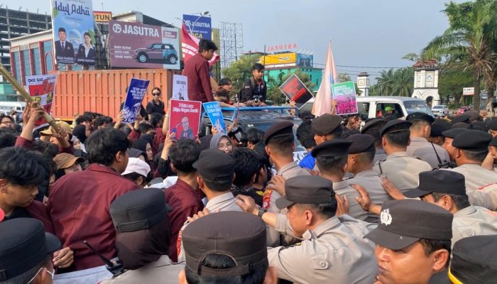 Tol Karawang Barat Lumpuh, Puluhan Mahasiswa Nekat Blokade!