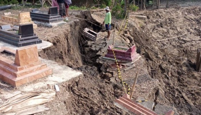 Proyek PU Bikin Longsor: Tiga Makam Raib, 20 Amblas