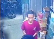 Tega! Pria Baju Pink Curi Gas Penjual Kue Cubit Sepuh di Bogor