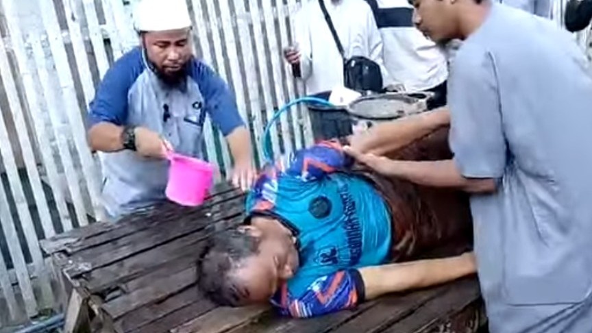Memandikan Jenazah