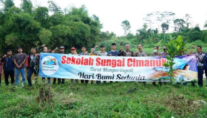 Camat Bayongbong Tanam Bibit, Gaungkan Garut Peduli Api
