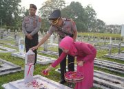 Jelang Hari Bhayangkara, Ada Momen Haru di Makam Pahlawan?
