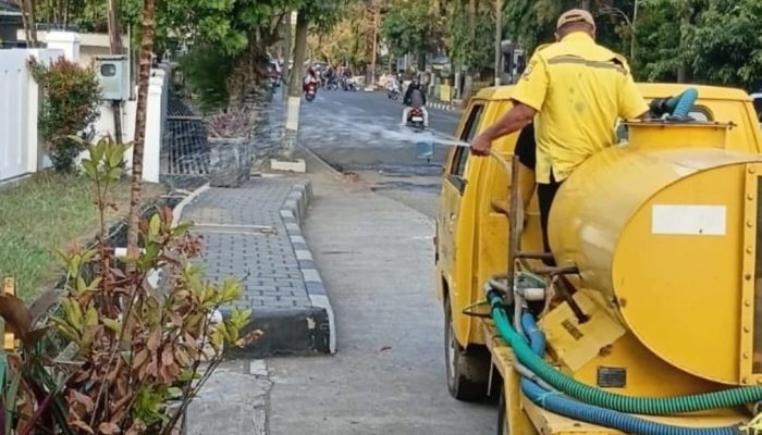Kemarau Ekstrem, DLHK Sumedang Siram Tanaman 2x Sehari
