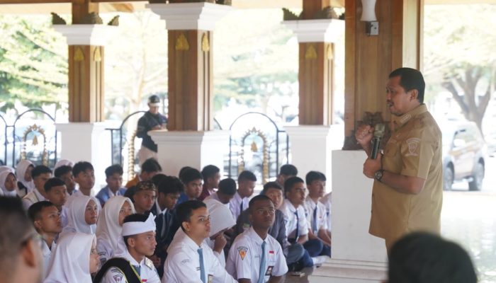 Bupati Dony Lantik Forum OSIS, Cetak Pemimpin Muda Berkarakter