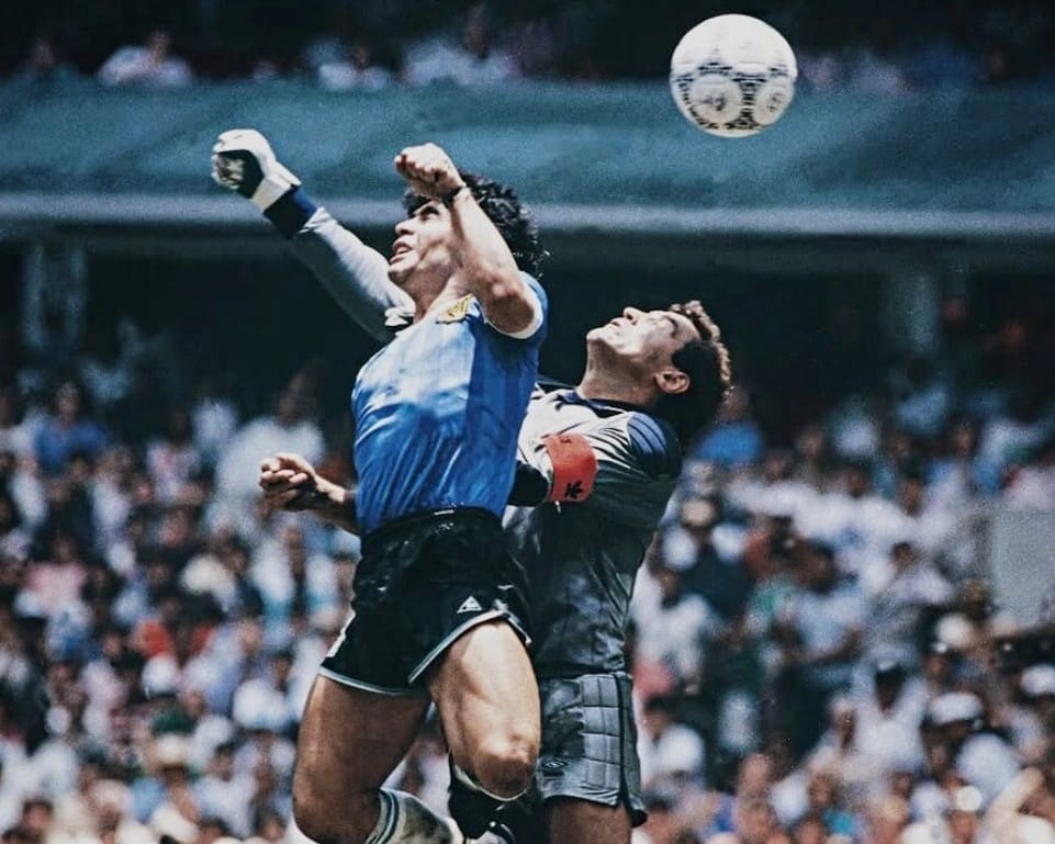 Seragam Biru Gelap Argentina Simbol Pengusir Inggris, termasuk pada laga perempat final 1986 lewat gol 'Tangan Tuhan' Diego Maradona, serta pada babak 16 besar Piala Dunia 1998 yang diwarnai drama kartu merah legendaris David Beckham