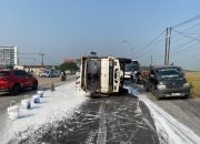 Lautan Cat! Truk Terguling di Tol Karawang Barat Pagi Ini