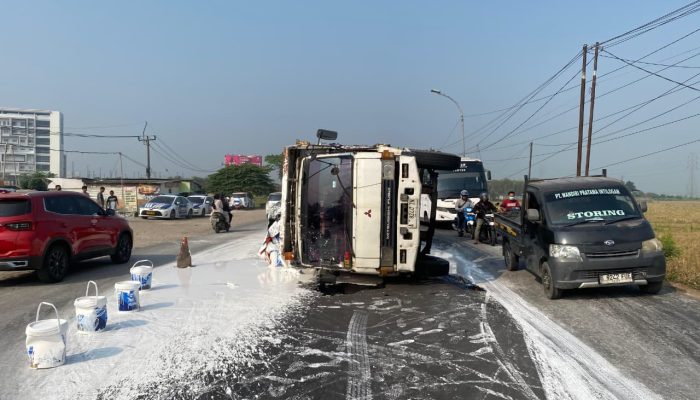 Lautan Cat! Truk Terguling di Tol Karawang Barat Pagi Ini
