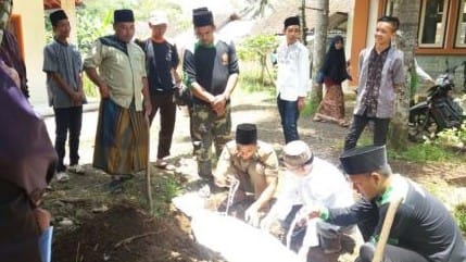 Menguburkan Jenazah
