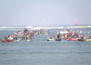 Ribuan Nelayan Santolo Larung Sajen, Syukuran Laut
