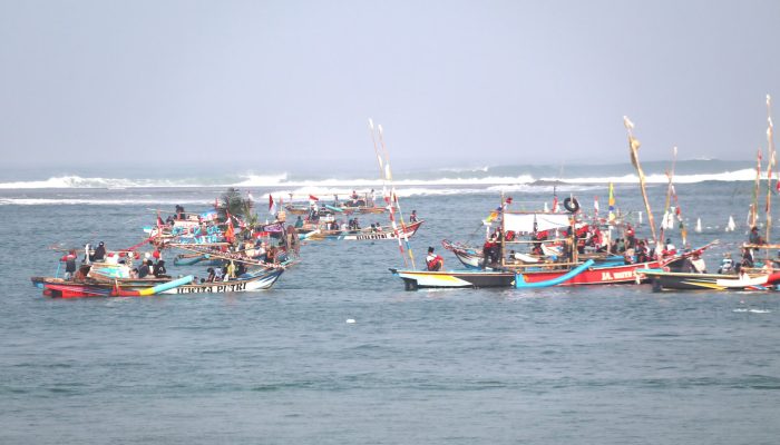 Ribuan Nelayan Santolo Larung Sajen, Syukuran Laut
