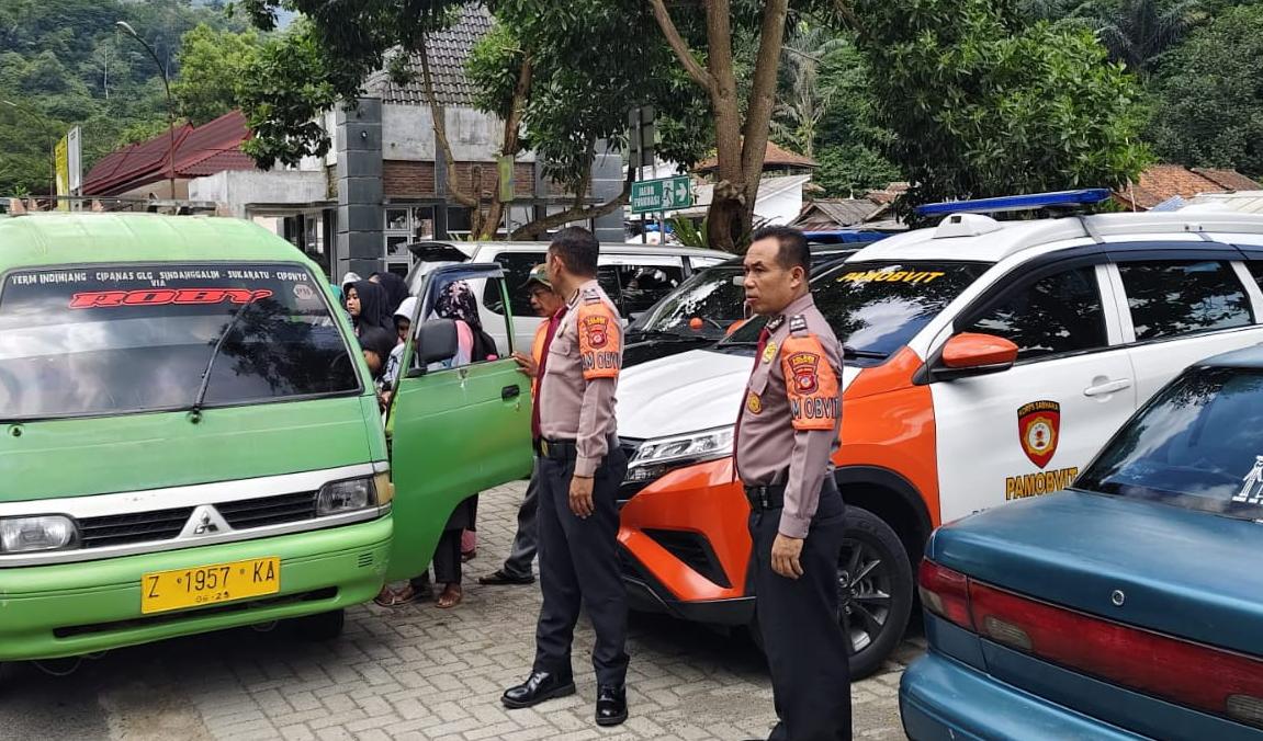 PAM OBVIT Sat Samapta Polres Tasikmalaya Kota patroli objek wisata saat libur sekolah. Amankan taman kota, stasiun, pasar. Liburan aman dan nyaman di Tasik