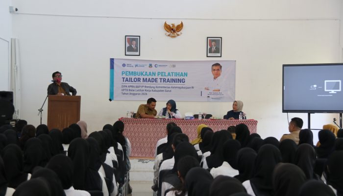 192 Warga Garut Ditempa Jadi Penjahit Upper Sepatu Pabrik