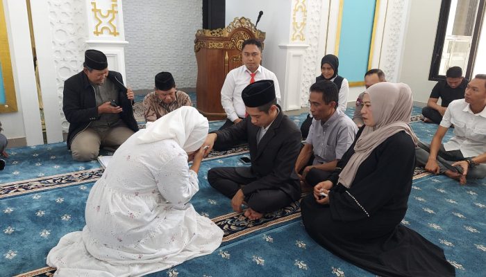 Demi Cinta! Seorang Gadis Tetap Nikahi Tahanan di Masjid Polres